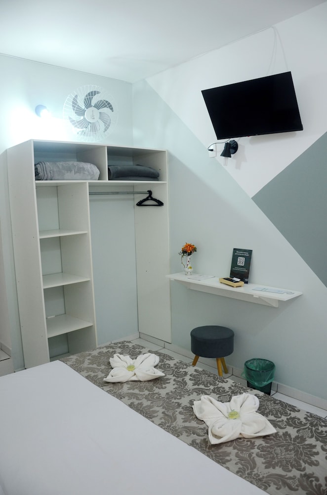 Basic Room, 1 King Bed, Private Bathroom photo 2