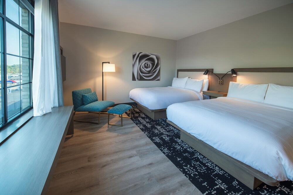 Room, 2 Queen Beds, Accessible Bathtub photo 2