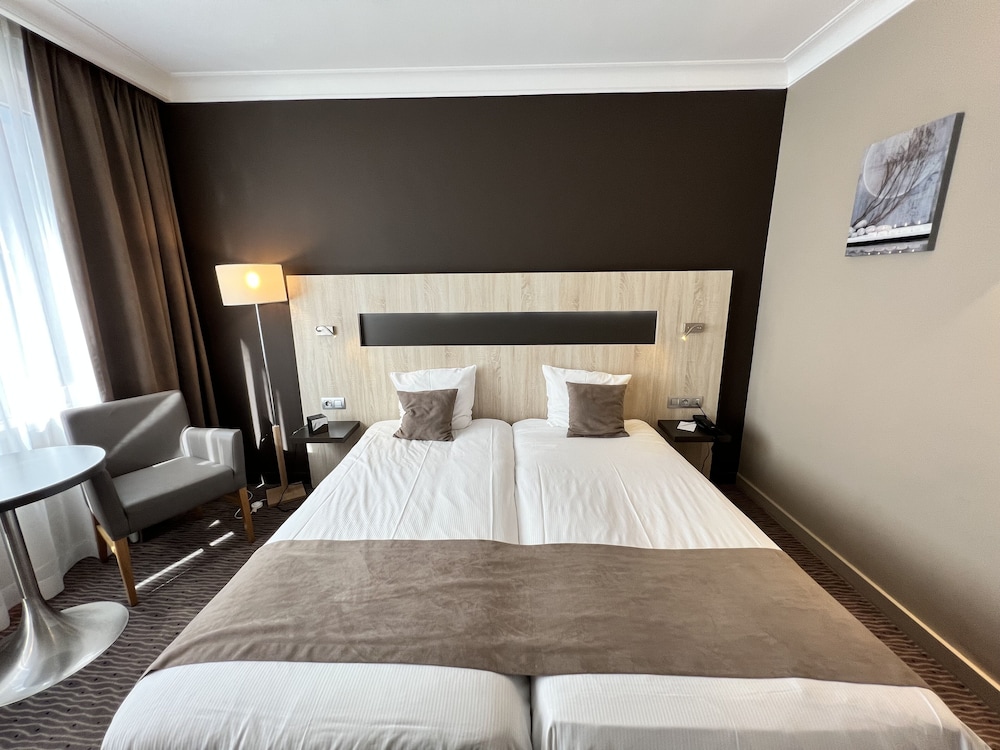 Standard Room, 2 Twin Beds, Non Smoking - Photo 21