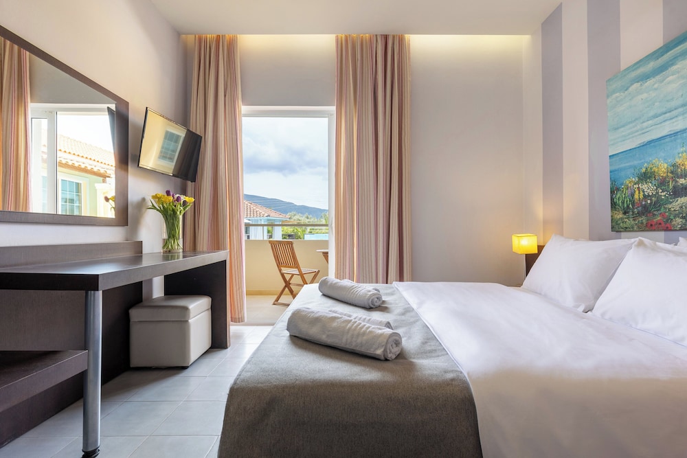 Standard Room with Pool View - Photo 1