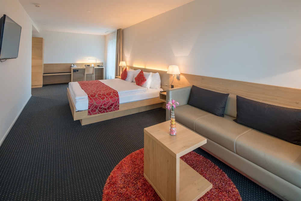 Junior Suite, 1 Double Bed, Balcony, Lake View - Photo 1