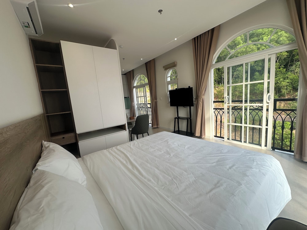 Premier Studio, Sea View