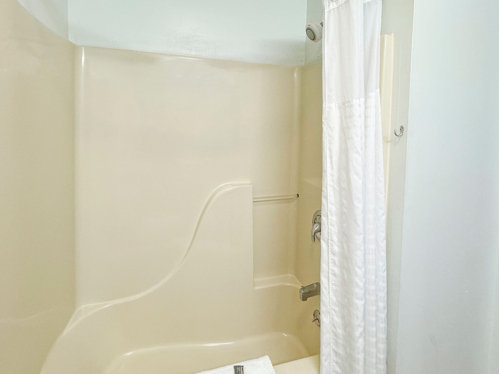 Signature Room, 1 King Bed, Non Smoking, Hot Tub - Photo 4