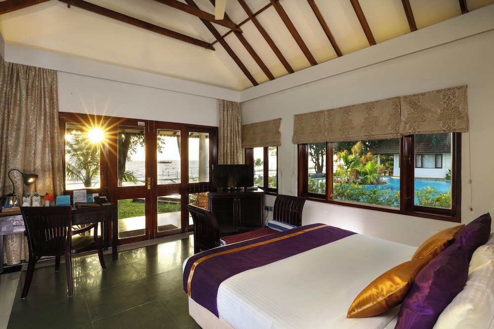 Lakefront Luxury Villas with Plunge Pool