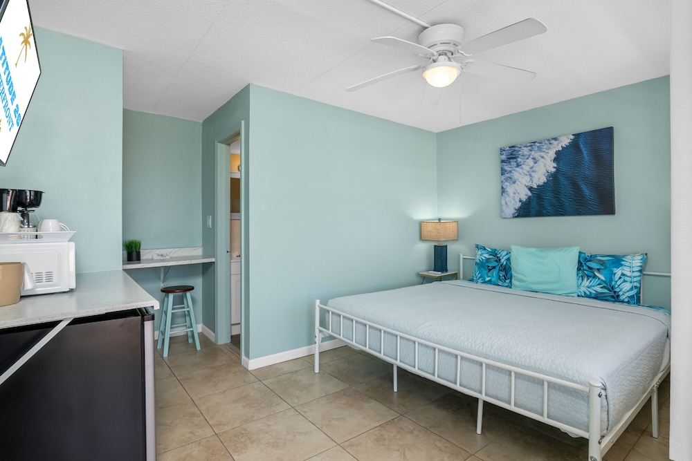 Deluxe Studio, 1 King Bed, Marina View