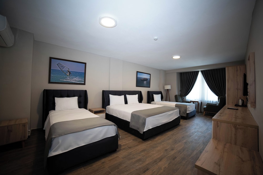 Deluxe Quadruple Room - Photo 1