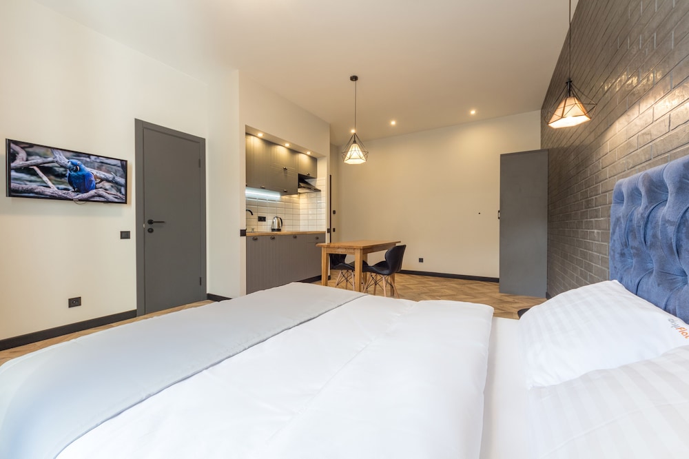 Spacious Design Apartment with Balcony - Borysa Hrinchenka Str., 4 photo 2