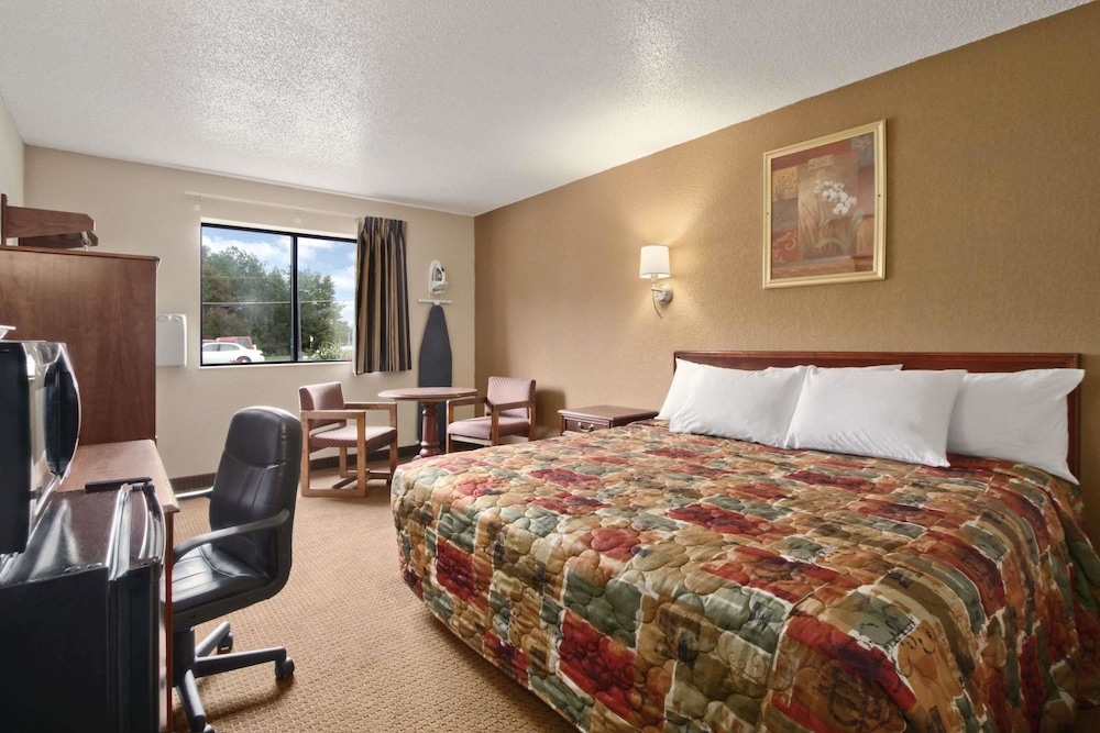 Standard Room, 1 King Bed - Photo 1