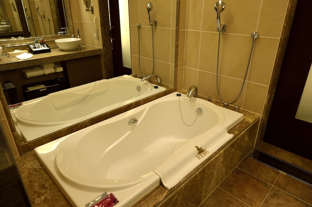 Premier Twin High Floor for 4 people, Non Smoking - Photo 5