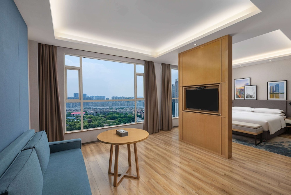 Deluxe Suite, 1 King Bed, Non Smoking photo 1