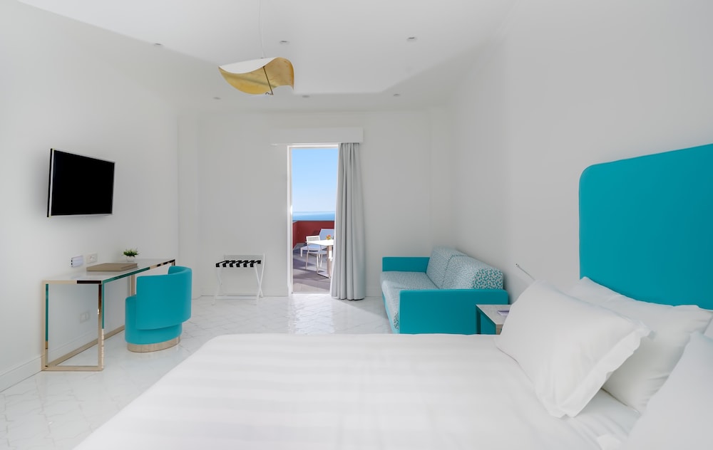 Junior Suite, Hot Tub, Sea View (Deluxe) - Photo 4