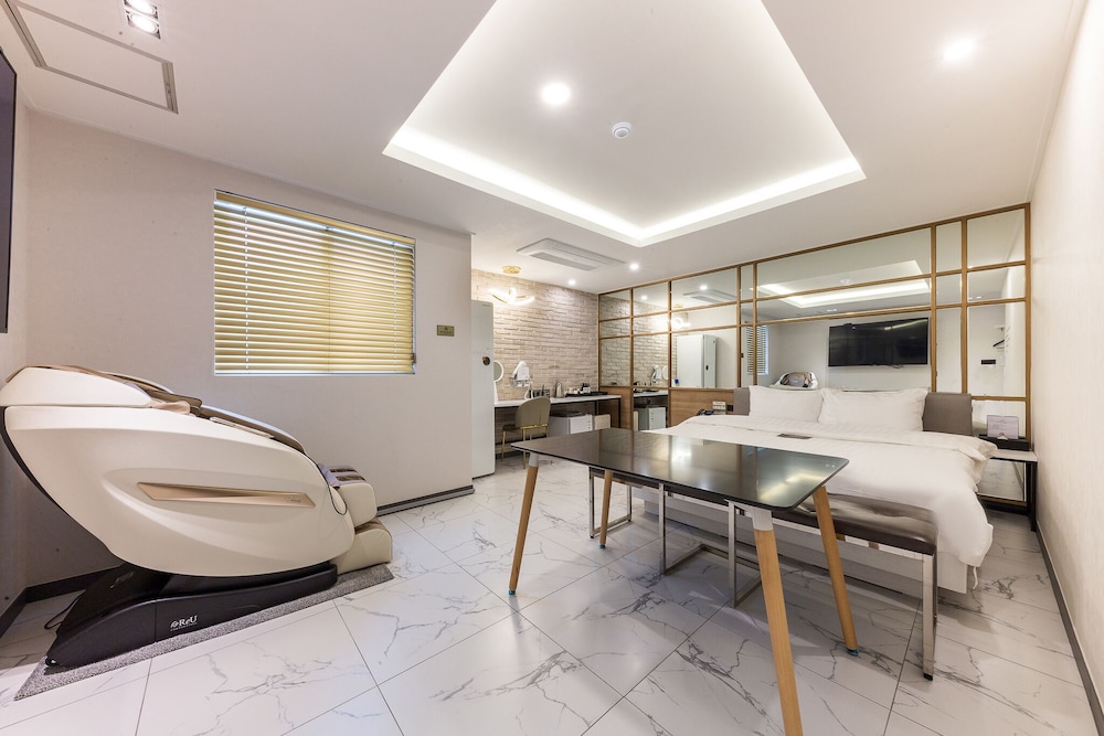 VIP Prestige / Free Ramyeon,Massage Chair Air Purifier,Finest Latex,Table,Styler,Netflix,Amenities - Photo 6