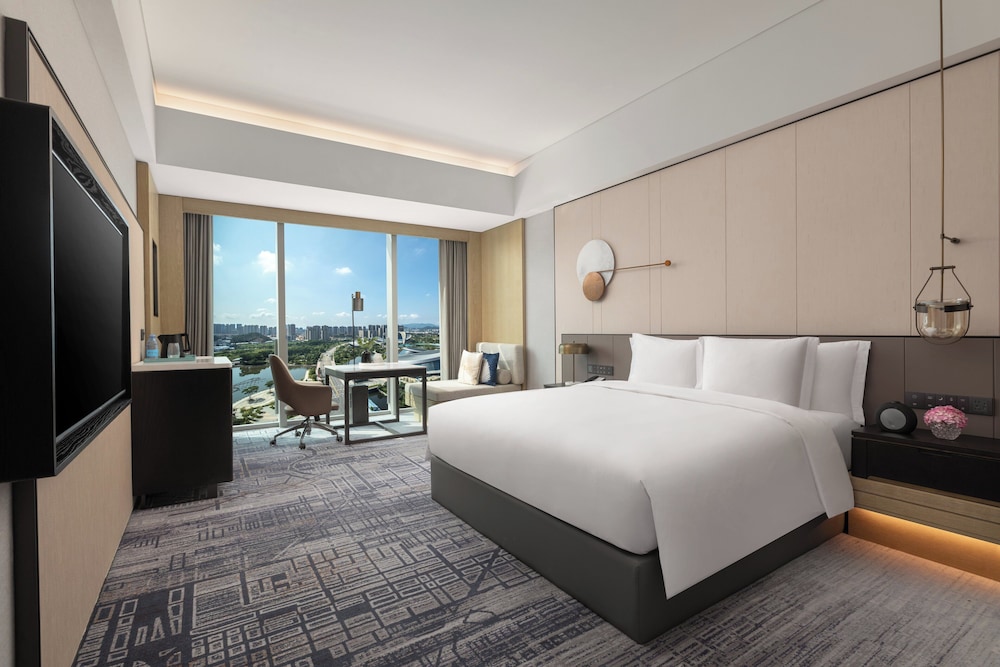 Standard Room, 1 King Bed, Club Lounge Access photo 3