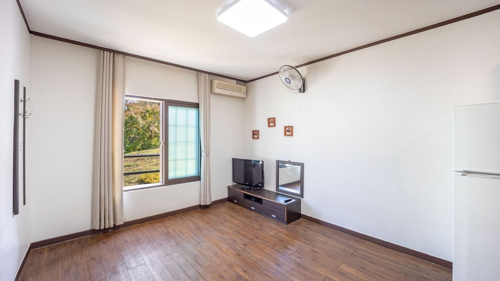 Basic Room, 1 Bedroom (201ho(Red,withpet))