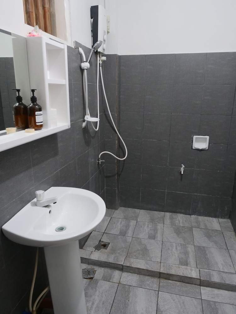 Standard Room (A/C) - Photo 8