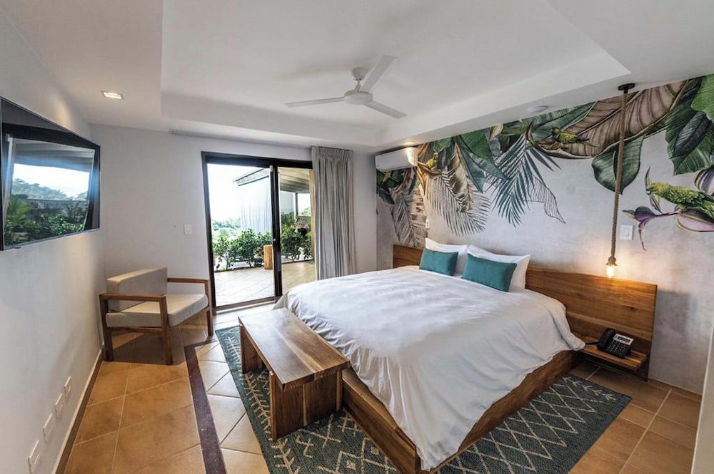 Deluxe Room with Ocean View photo 2