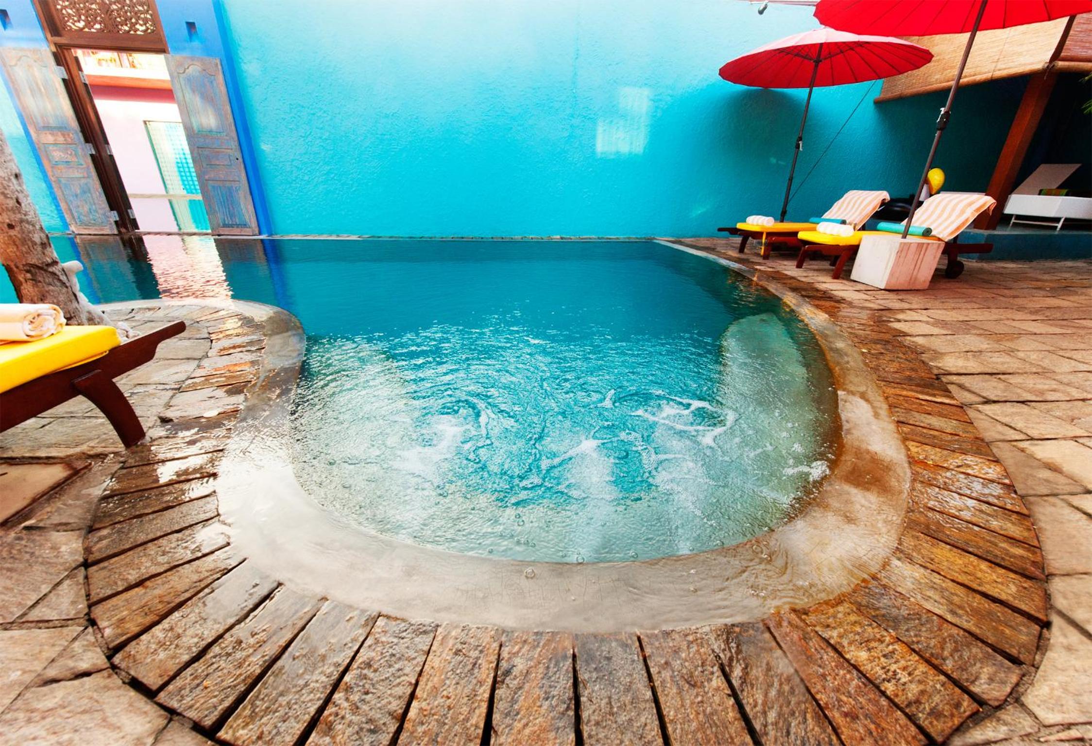 Deluxe Double or Twin Room with Pool View - Photo 9