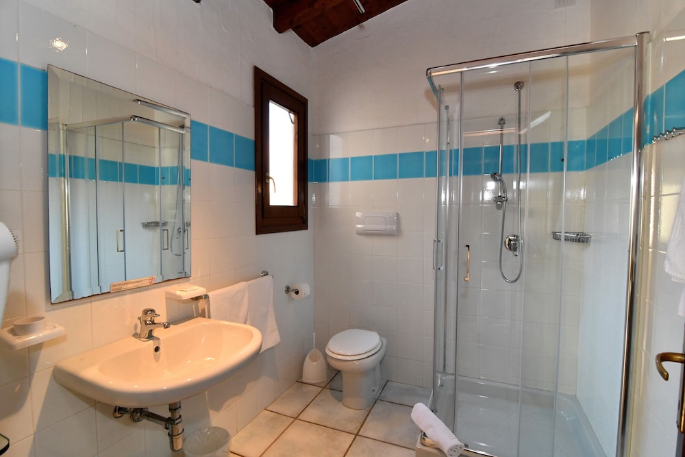 Basic Double or Twin Room photo 3