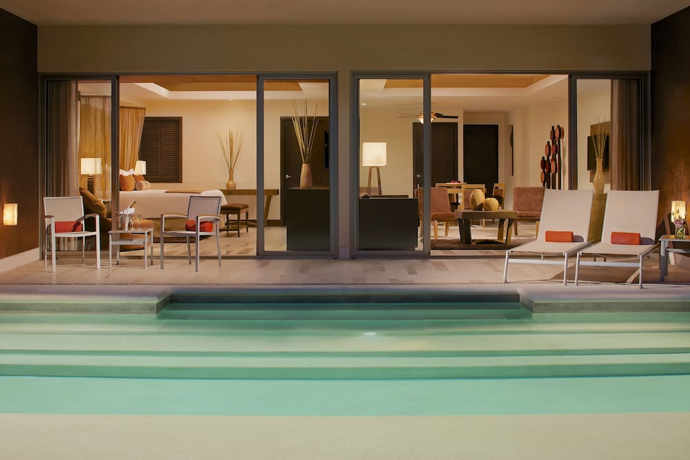 Club Suite Swimout 1 King Bed (master)