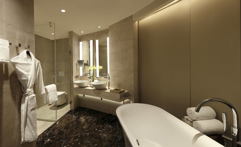 Executive Room, 1 King Bed thumbnail 6