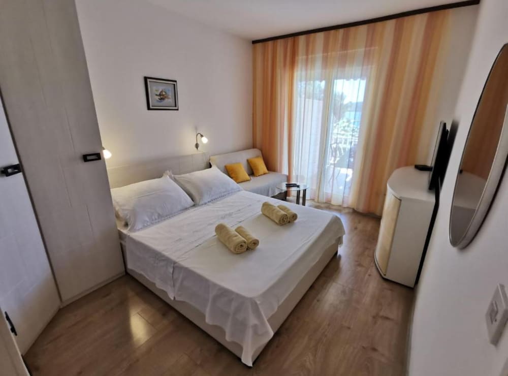 Apartment (One Bedroom Apartment with Sea View a)