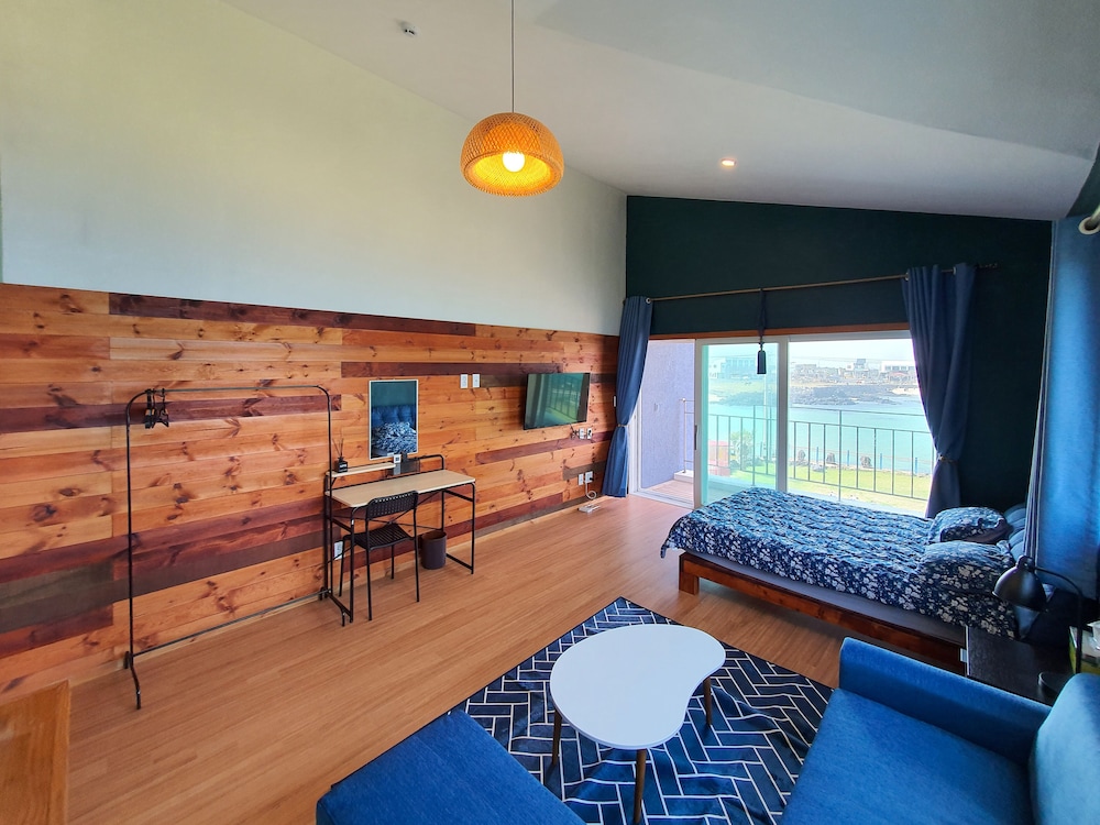 Room (203) photo 2