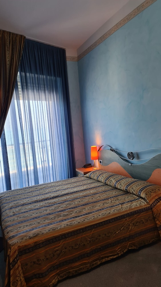 Deluxe Double Or Twin Room photo 1