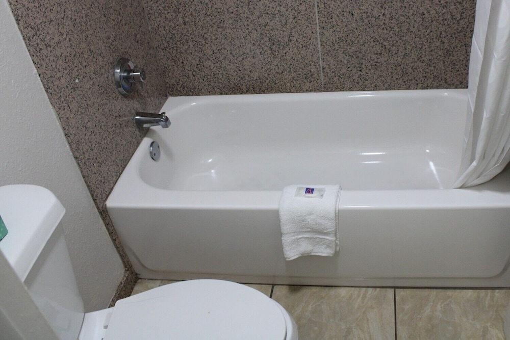 Standard Room, 1 King Bed, Non Smoking, Refrigerator & Microwave - Photo 5