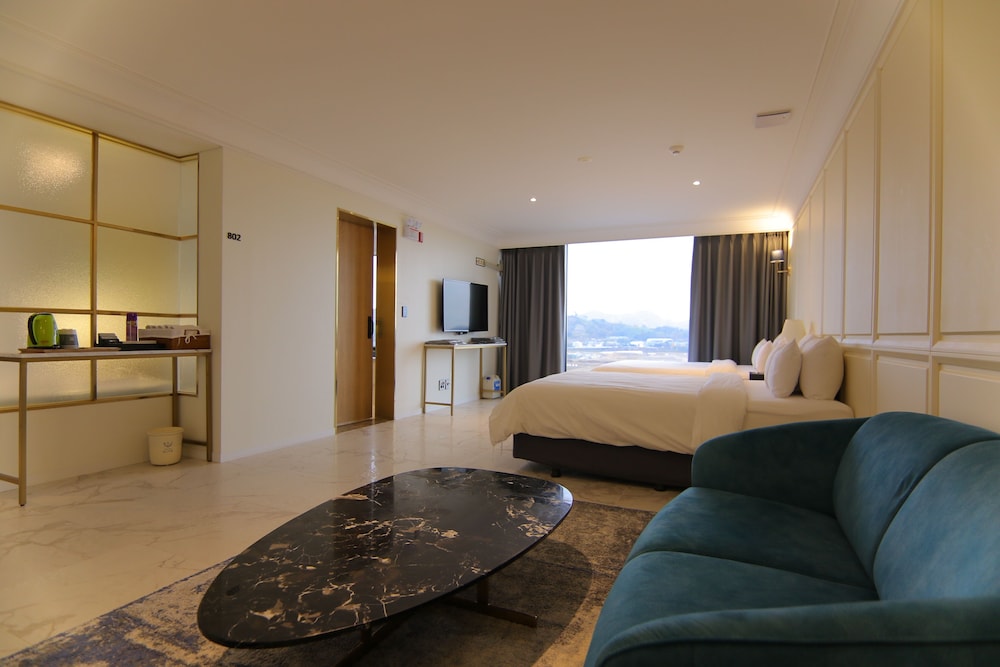 Royal Suite (Private pool fee per night required on spot) - Photo 18