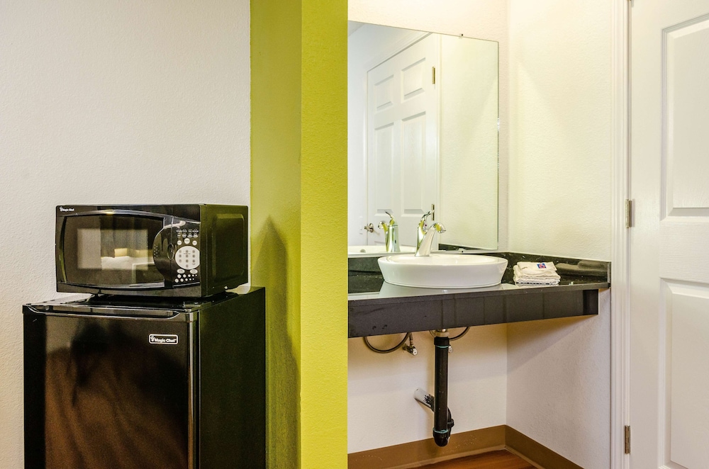 Deluxe Suite, 1 King Bed, Non Smoking, Refrigerator & Microwave photo 2