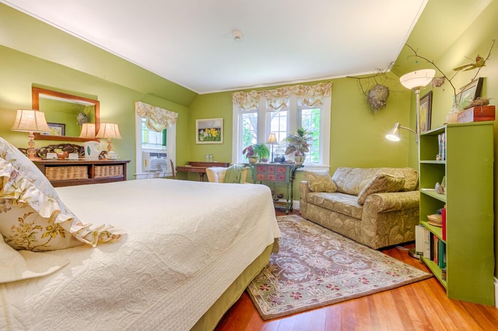 East Deluxe Room, 1 Queen Bed, Jetted tub