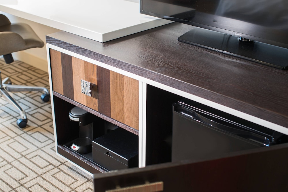 Executive Suite, 1 King Bed with Sofa bed photo 3