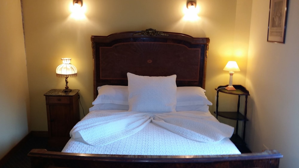 Deluxe Double Room, Courtyard View (Victoria)
