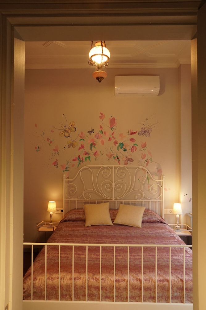 Pink Judas Tree Room photo 2
