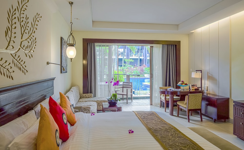 Deluxe Room, 1 King Bed, Pool Access