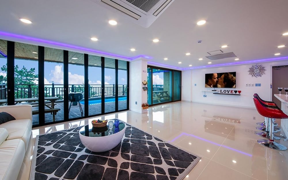 Room (Room 102) - Photo 1
