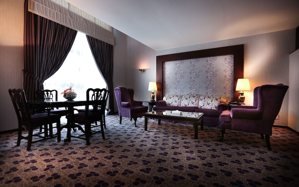 Suite, 3 Bedrooms - Photo 12