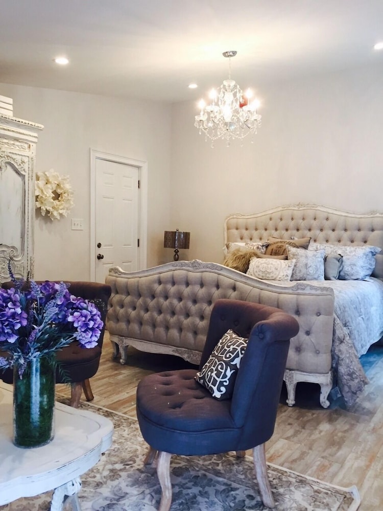Luxury Cottage, 1 King Bed photo 2