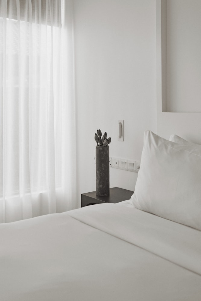Comfort Room, 1 Queen Bed, Garden View