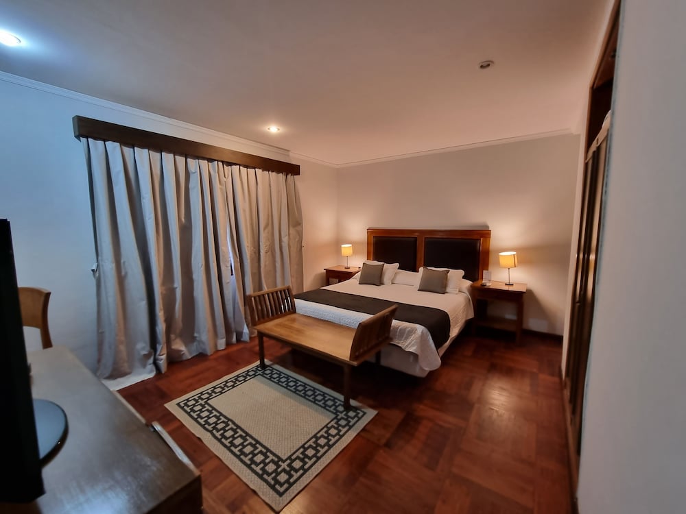 Standard Room, 1 King Bed photo 1
