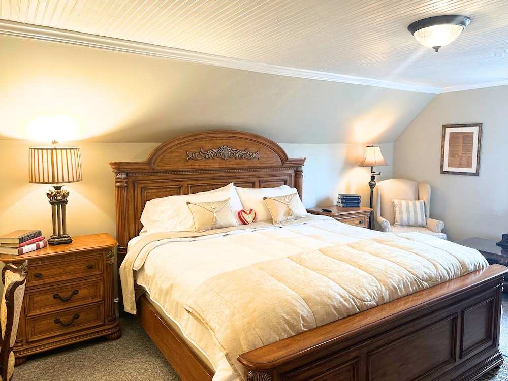 Deluxe Room, 1 King Bed, Private Bathroom