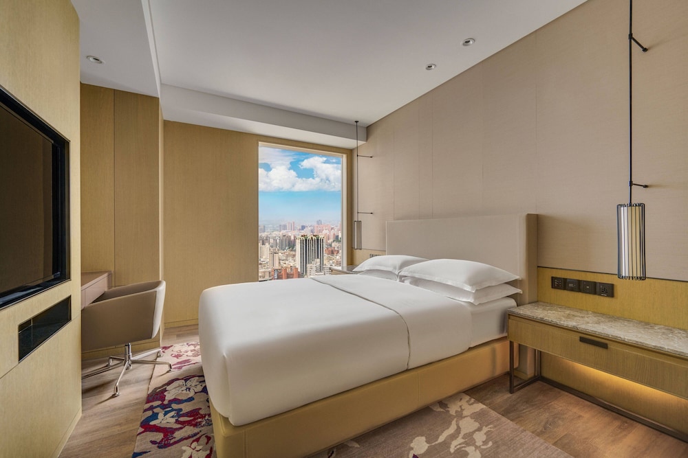 Family Suite, 1 King Bed, Non Smoking - Photo 5
