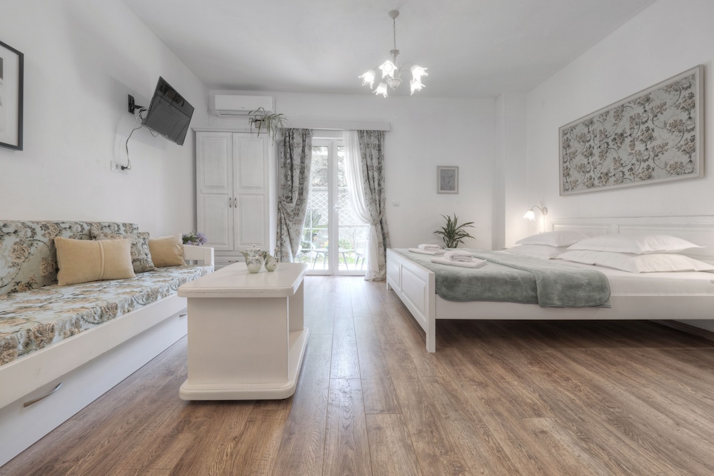 Romantic Studio Suite, Non Smoking, Garden View - Photo 1
