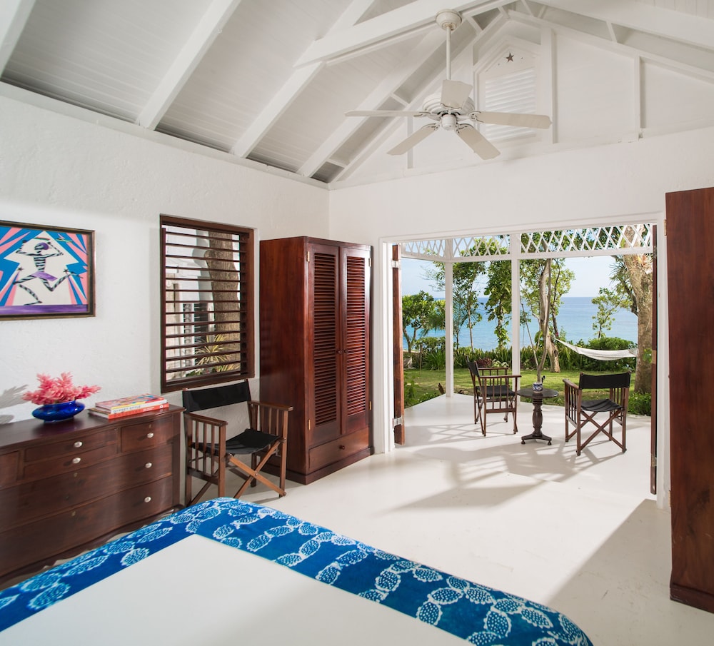 One Bedroom Beach Hut with Cove View
