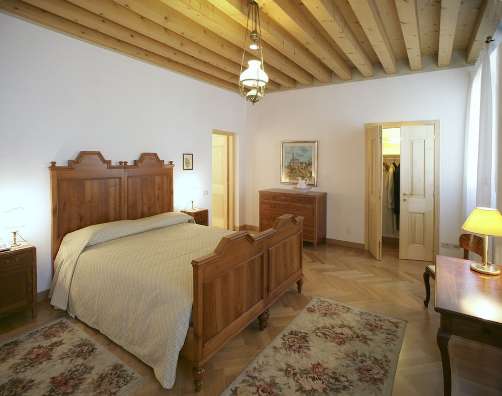 Junior Suite, 1 Queen Bed photo 3