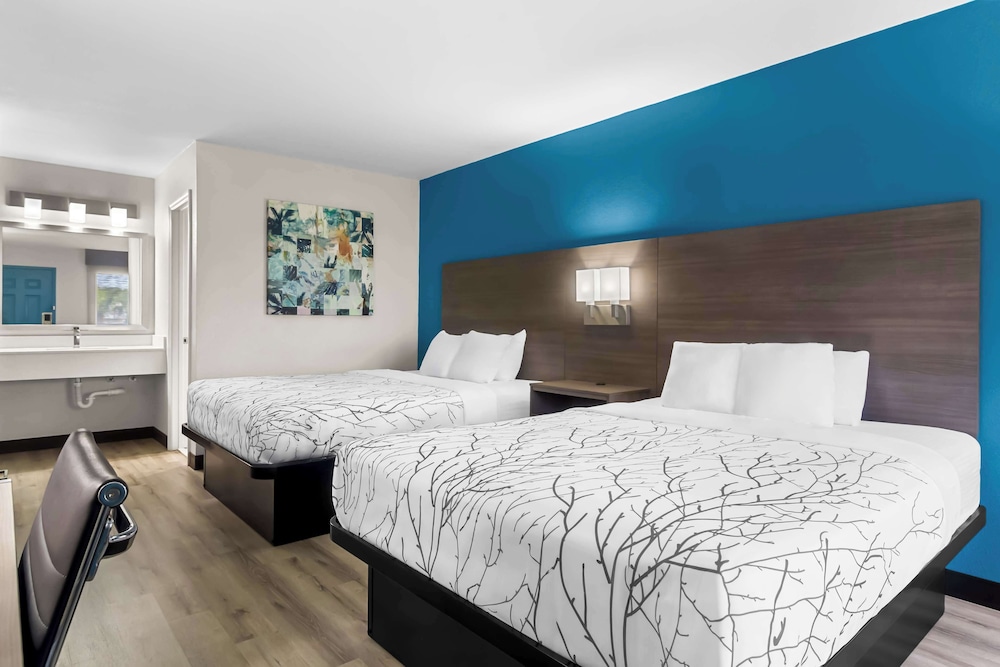 Standard Room, 2 Queen Beds, Non Smoking, Refrigerator & Microwave (Shower Only) photo 1