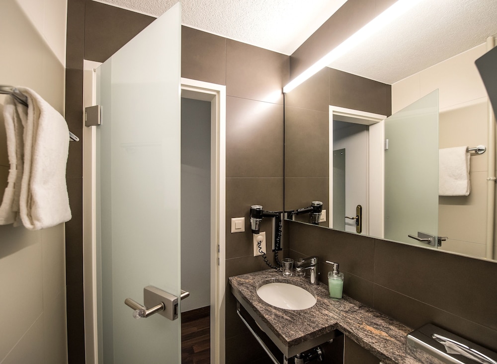 Economy Twin Room - Photo 18