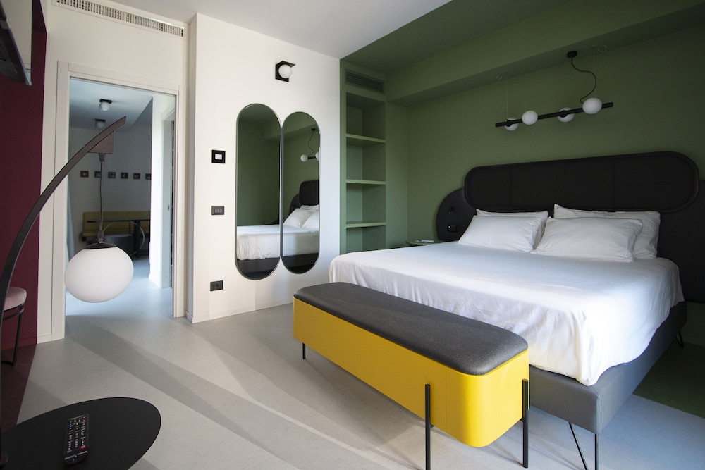 Deluxe Suite, 1 Queen Bed with Sofa bed