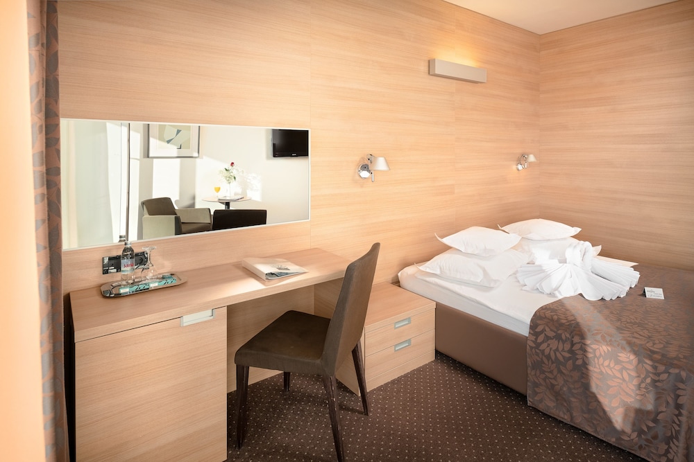 Classic Double or Twin Room, Park View photo 2