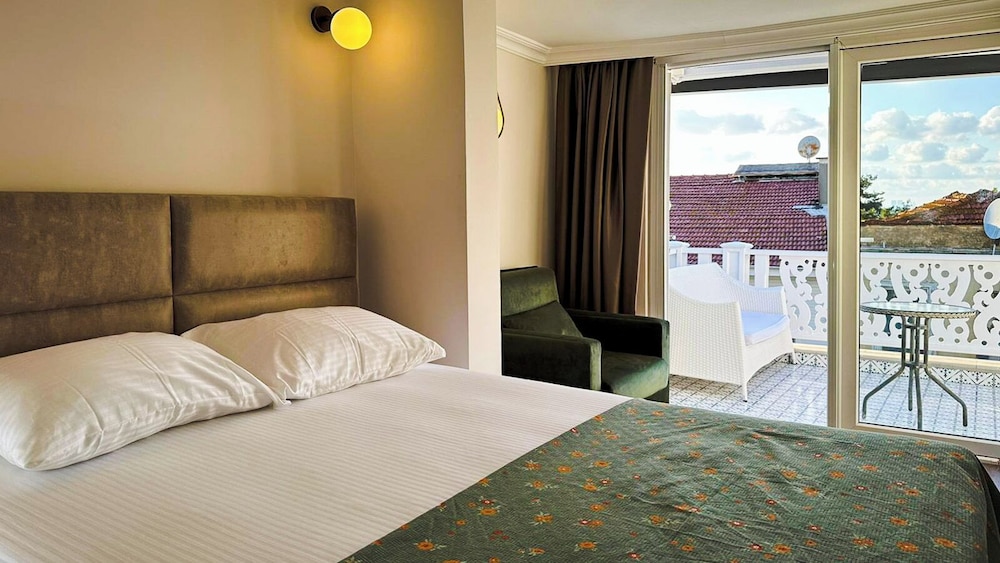 Deluxe Room, 1 Bedroom, Non Smoking, Partial Sea View photo 2